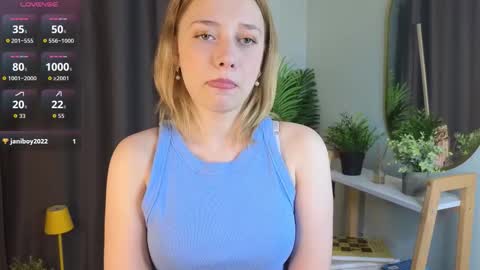 Snapshot of juliettakaniecki chatting on 10-12-25, 03:05 Mia online show from 10-12-25, 03:05