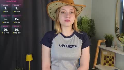 Snapshot of juliettakaniecki chatting on 10-17-25, 03:10 Mia online show from 10-17-25, 03:10