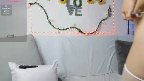 Snapshot of juliette_r chatting on 05-19-26, 11:44 Juliette online show from 05-19-26, 11:44