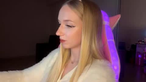 Snapshot of julissariecke chatting on 11-10-25, 09:25 Sofie online show from 11-10-25, 09:25