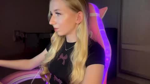 Snapshot of julissariecke chatting on 11-12-25, 04:51 Sofie online show from 11-12-25, 04:51