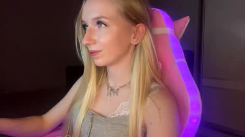 Snapshot of julissariecke chatting on 11-20-25, 03:34 Sofie online show from 11-20-25, 03:34