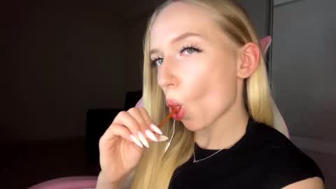 Snapshot of julissariecke chatting on 11-24-25, 03:23 Sofie online show from 11-24-25, 03:23