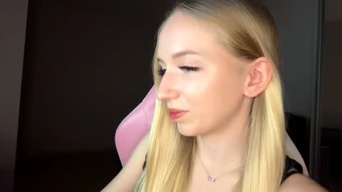 Snapshot of julissariecke chatting on 11-28-25, 04:09 Sofie online show from 11-28-25, 04:09