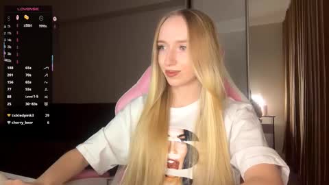 Snapshot of julissariecke chatting on 12-16-25, 04:34 Sofie online show from 12-16-25, 04:34