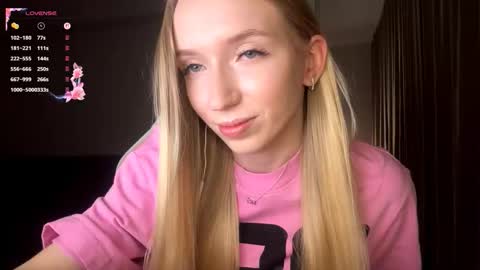 Snapshot of julissariecke chatting on 12-17-25, 04:24 Sofie online show from 12-17-25, 04:24