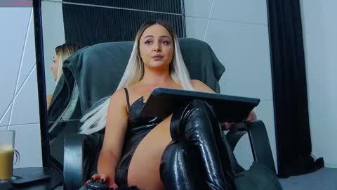 Snapshot of julliamilerrr chatting on 10-17-25, 02:08 Julia online show from 10-17-25, 02:08