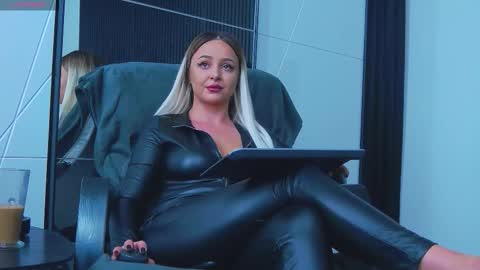 Snapshot of julliamilerrr chatting on 10-18-25, 09:21 Julia online show from 10-18-25, 09:21