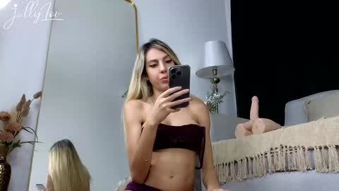 Snapshot of jully_lov chatting on 12-02-24, 09:39 Jully Lov online show from 12-02-24, 09:39