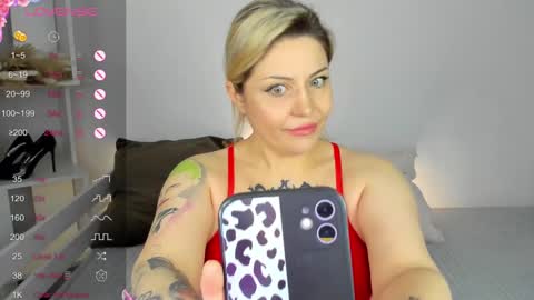 Snapshot of jully_rox chatting on 02-27-25, 11:20 Jully online show from 02-27-25, 11:20