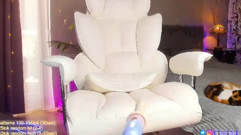 Snapshot of jullyshmidt chatting on 07-21-26, 04:37 Julia online show from 07-21-26, 04:37