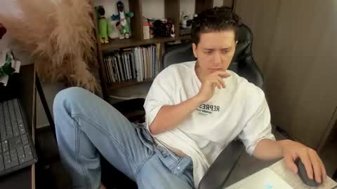 Snapshot of just_thatguy_ chatting on 10-20-25, 06:41 know me online show from 10-20-25, 06:41