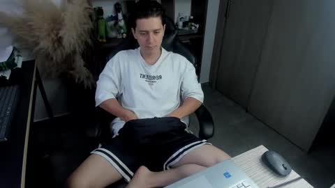 Snapshot of just_thatguy_ chatting on 10-22-25, 11:32 know me online show from 10-22-25, 11:32
