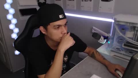 Snapshot of justagamerxxx chatting on 11-21-25, 12:15 Rhys online show from 11-21-25, 12:15