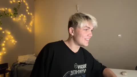 Snapshot of justin_cutie chatting on 12-15-25, 04:33 U bf Justin online show from 12-15-25, 04:33