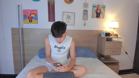 Snapshot of justinbiler chatting on 10-08-25, 12:36 Justin online show from 10-08-25, 12:36