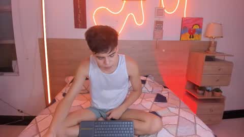 Snapshot of justinbiler chatting on 11-05-25, 01:00 Justin online show from 11-05-25, 01:00