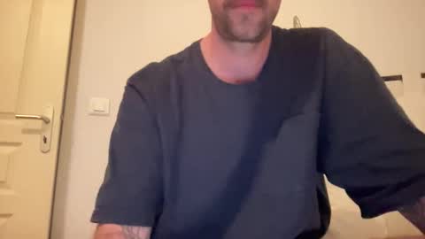 Snapshot of justmeandyou00 chatting on 01-05-26, 06:22 justmeandyou00 online show from 01-05-26, 06:22