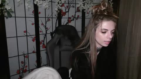 Snapshot of k8x4u chatting on 02-11-25, 05:37 K8X4U LOVE ME online show from 02-11-25, 05:37