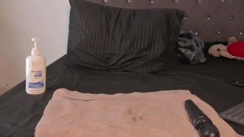 karely_laurent online show from 06-12-26, 05:45