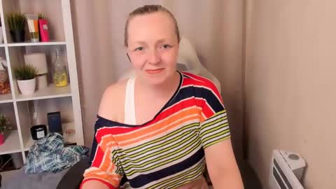 Snapshot of karen_villis chatting on 05-03-26, 12:00 Karen online show from 05-03-26, 12:00