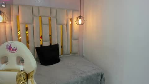 Snapshot of karla_hernandez chatting on 01-21-25, 10:52 Karla online show from 01-21-25, 10:52