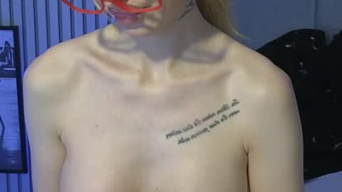 Snapshot of karmaarms chatting on 04-28-26, 02:27 Julia online show from 04-28-26, 02:27