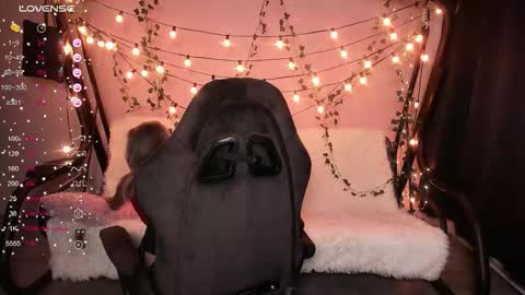 Snapshot of karolinahayes chatting on 12-14-25, 10:09 KarolinaHayes online show from 12-14-25, 10:09