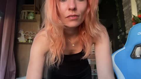 Snapshot of karoline121 chatting on 05-06-26, 07:35 karoline121 online show from 05-06-26, 07:35