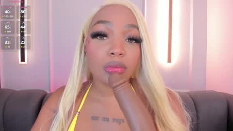 Snapshot of karolwhite_ chatting on 10-21-25, 04:35 Karol online show from 10-21-25, 04:35