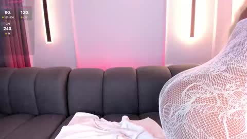 Snapshot of karolwhite_ chatting on 10-24-25, 04:42 Karol online show from 10-24-25, 04:42