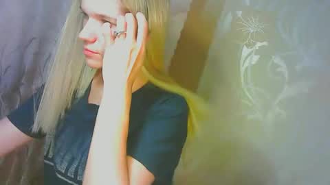 Snapshot of karolynafox chatting on 09-10-25, 10:15 Caroline Fox online show from 09-10-25, 10:15