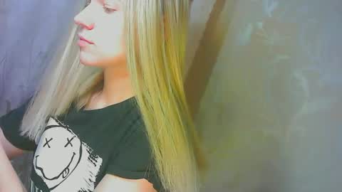 Snapshot of karolynafox chatting on 09-20-25, 08:37 Caroline Fox online show from 09-20-25, 08:37