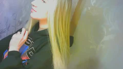 Snapshot of karolynafox chatting on 09-26-25, 09:13 Caroline Fox online show from 09-26-25, 09:13