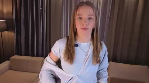 Snapshot of karonmainville chatting on 12-19-25, 02:13 Emma online show from 12-19-25, 02:13