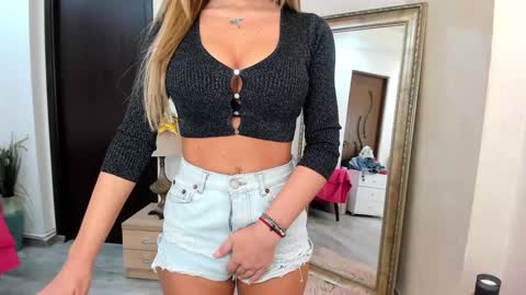 Snapshot of kate_belle chatting on 12-22-24, 07:31 Kate online show from 12-22-24, 07:31