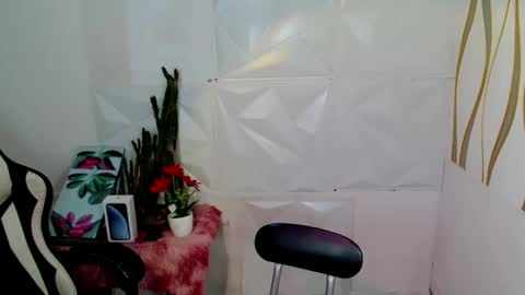 Snapshot of kate_romance chatting on 12-21-24, 02:41 Kate online show from 12-21-24, 02:41