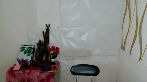 Snapshot of kate_romance chatting on 12-23-24, 06:44 Kate online show from 12-23-24, 06:44