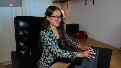 Snapshot of kate_thompson_ chatting on 06-17-26, 11:12 Kathe online show from 06-17-26, 11:12
