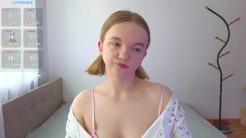 Snapshot of katebunnys chatting on 06-17-26, 04:15 katebunnys online show from 06-17-26, 04:15