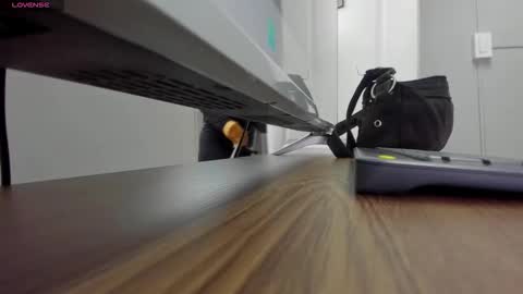 Snapshot of kathe_asian chatting on 11-25-25, 11:21 online show from 11-25-25, 11:21