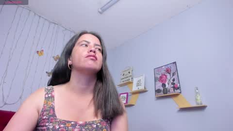 Snapshot of kathina_giraldo chatting on 01-23-25, 01:24 Paola online show from 01-23-25, 01:24