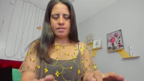 Snapshot of kathina_giraldo chatting on 02-07-25, 12:39 Paola online show from 02-07-25, 12:39