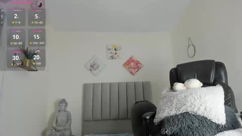 Snapshot of katia_gh chatting on 10-23-25, 11:20 Katia online show from 10-23-25, 11:20