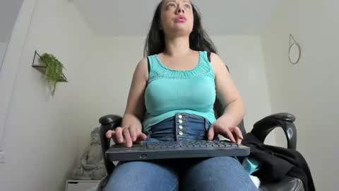 Snapshot of katia_gh chatting on 11-26-25, 11:22 Katia online show from 11-26-25, 11:22