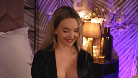 Snapshot of katjolie chatting on 11-25-25, 09:15 KatJolie online show from 11-25-25, 09:15