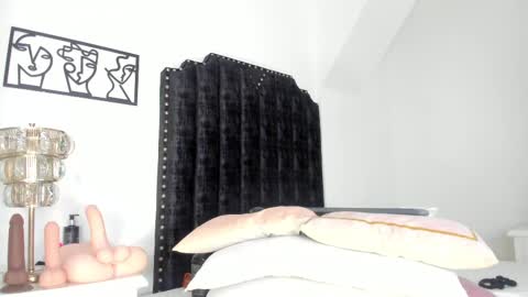 Snapshot of katrina_moore chatting on 02-13-25, 02:20 katrina moore online show from 02-13-25, 02:20