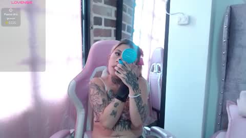 Snapshot of katty_candyy chatting on 06-25-26, 02:43 Katherine online show from 06-25-26, 02:43
