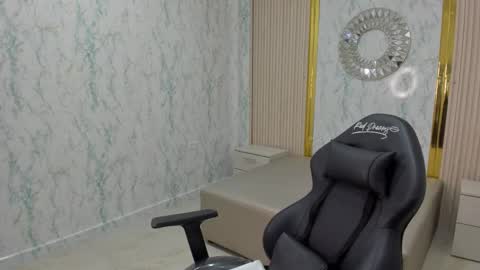 Snapshot of katyblondee chatting on 11-21-25, 03:05 KatyBlondee online show from 11-21-25, 03:05