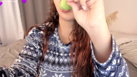 Snapshot of katybloom_ chatting on 12-22-24, 09:42 online show from 12-22-24, 09:42